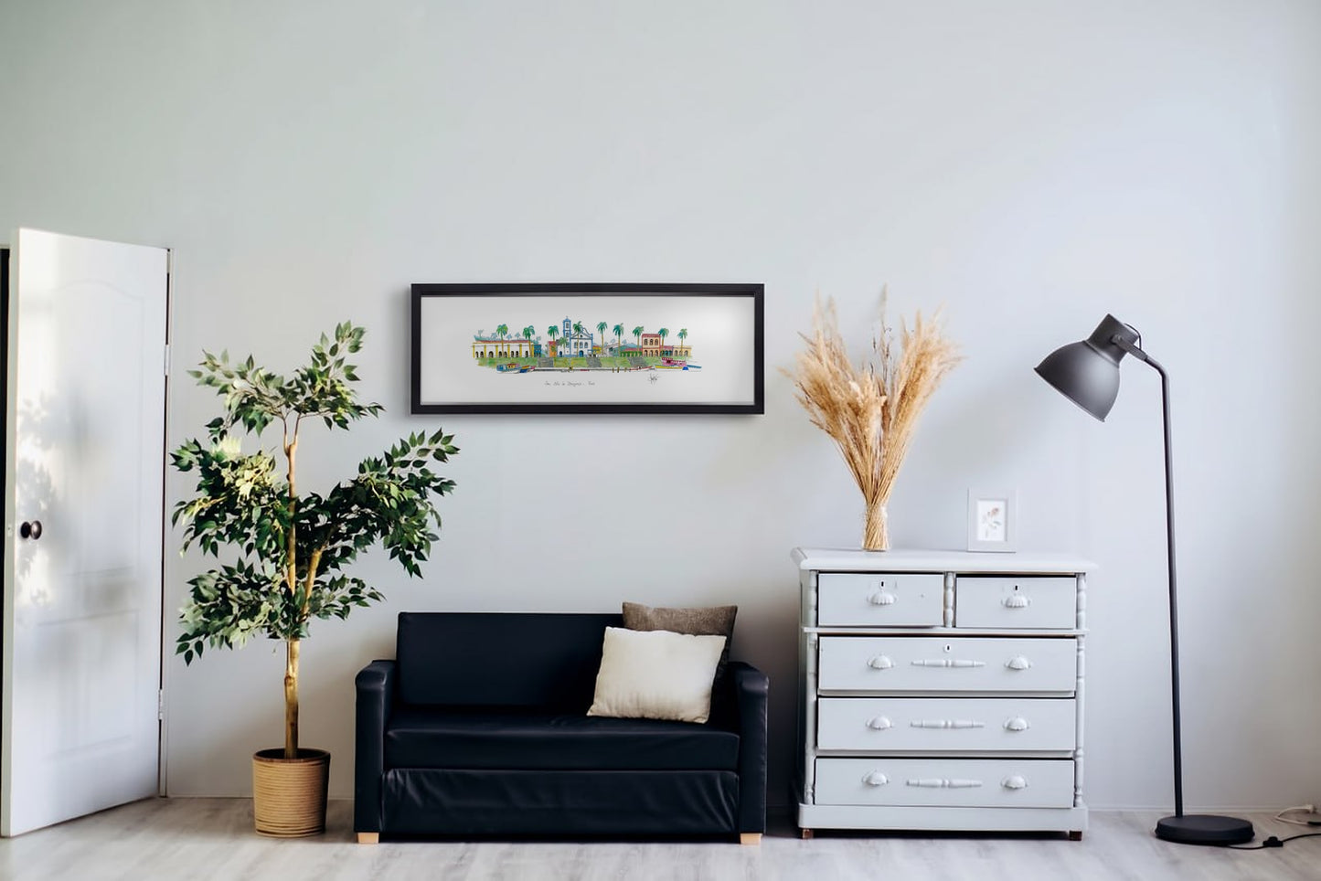 Aquarela Bragança com moldura preta, pendurada na parede de uma sala de estar