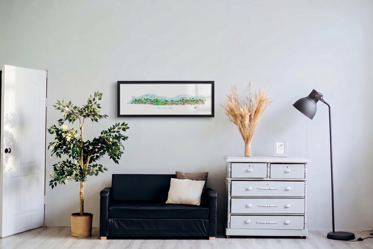 Aquarela Búzios com moldura preta, pendurada na parede de uma sala de estar