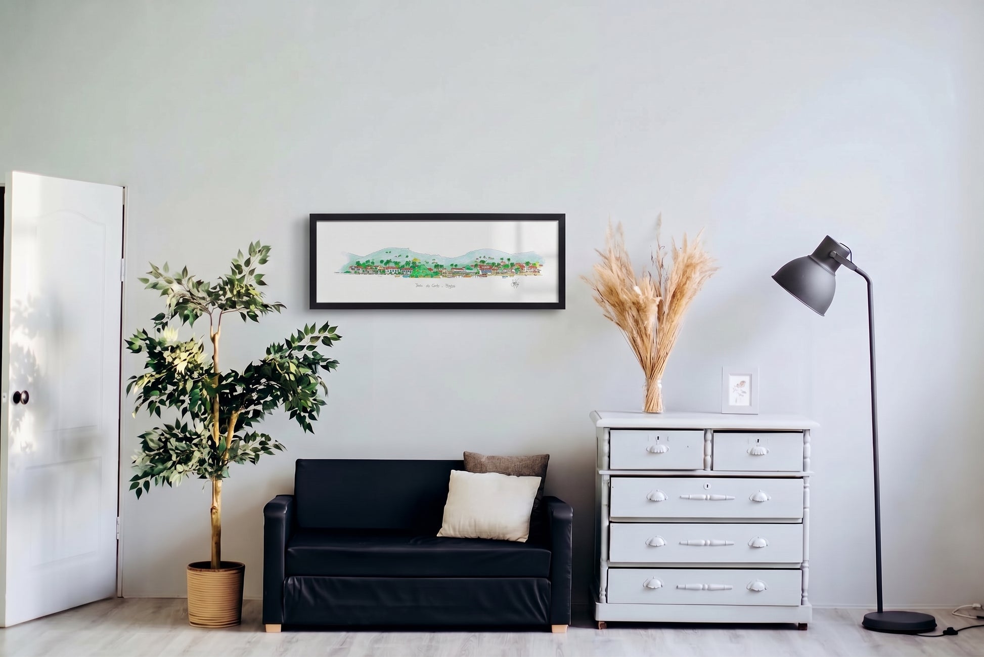 Aquarela Búzios com moldura preta, pendurada na parede de uma sala de estar