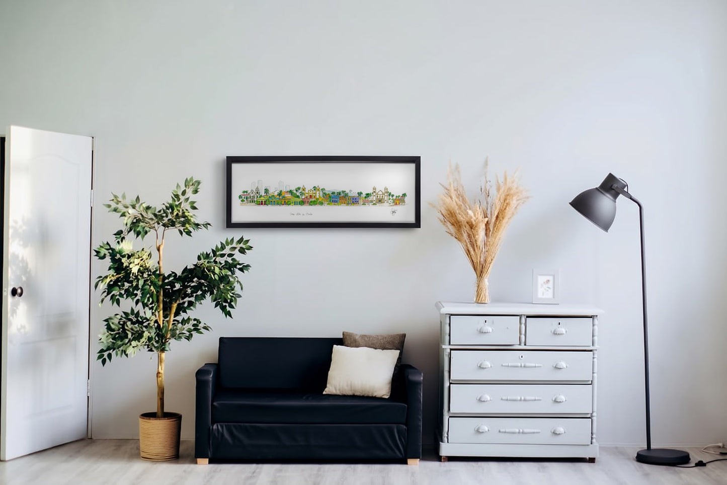 Aquarela Olinda com moldura preta, pendurada na parede de uma sala de estar
